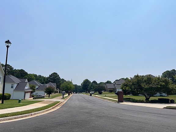 4th image of 637 Autumn Leaf Cir