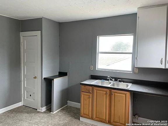3rd image of 413 Margaret St #C & D