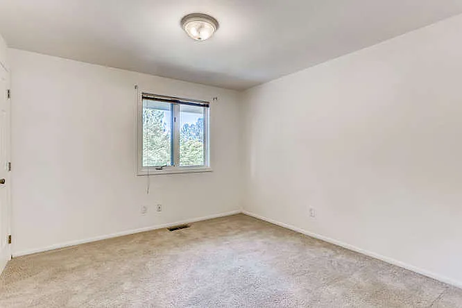 2nd bedroom face to front yard