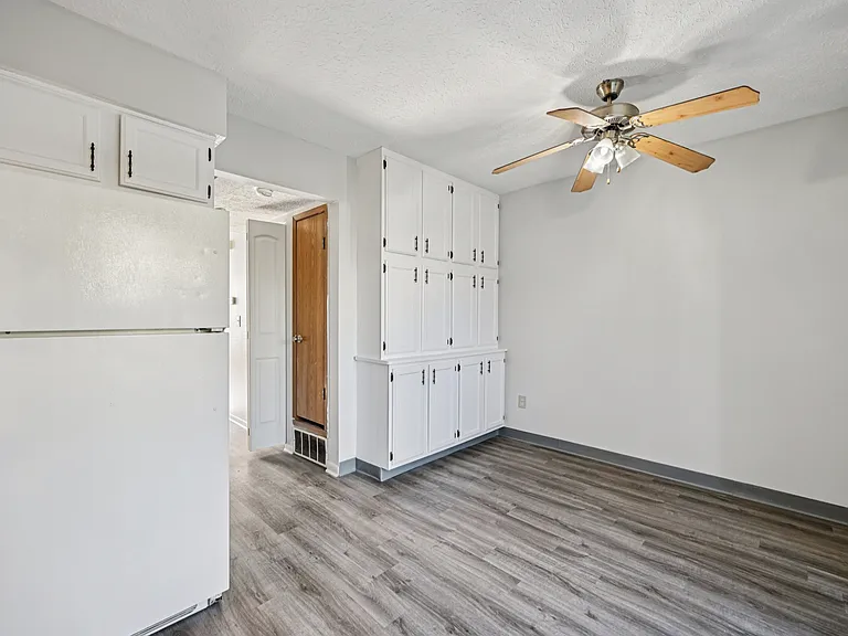 THE WILLOWS APARTMENT COMMUNITY — Photo 16