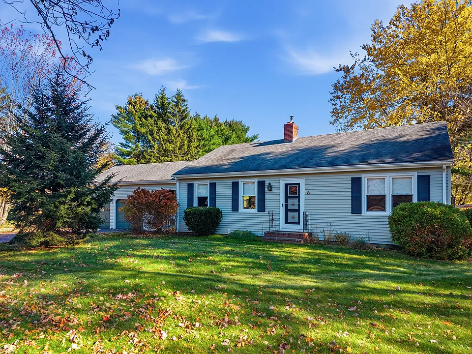 8 Hedgerow Dr
