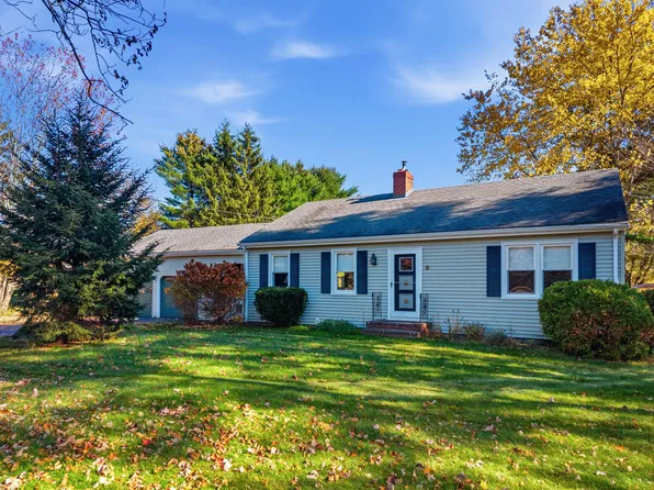 8 Hedgerow Dr, Cumberland, ME 04021