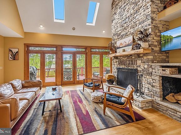 4th image of 185 Ruta Ln