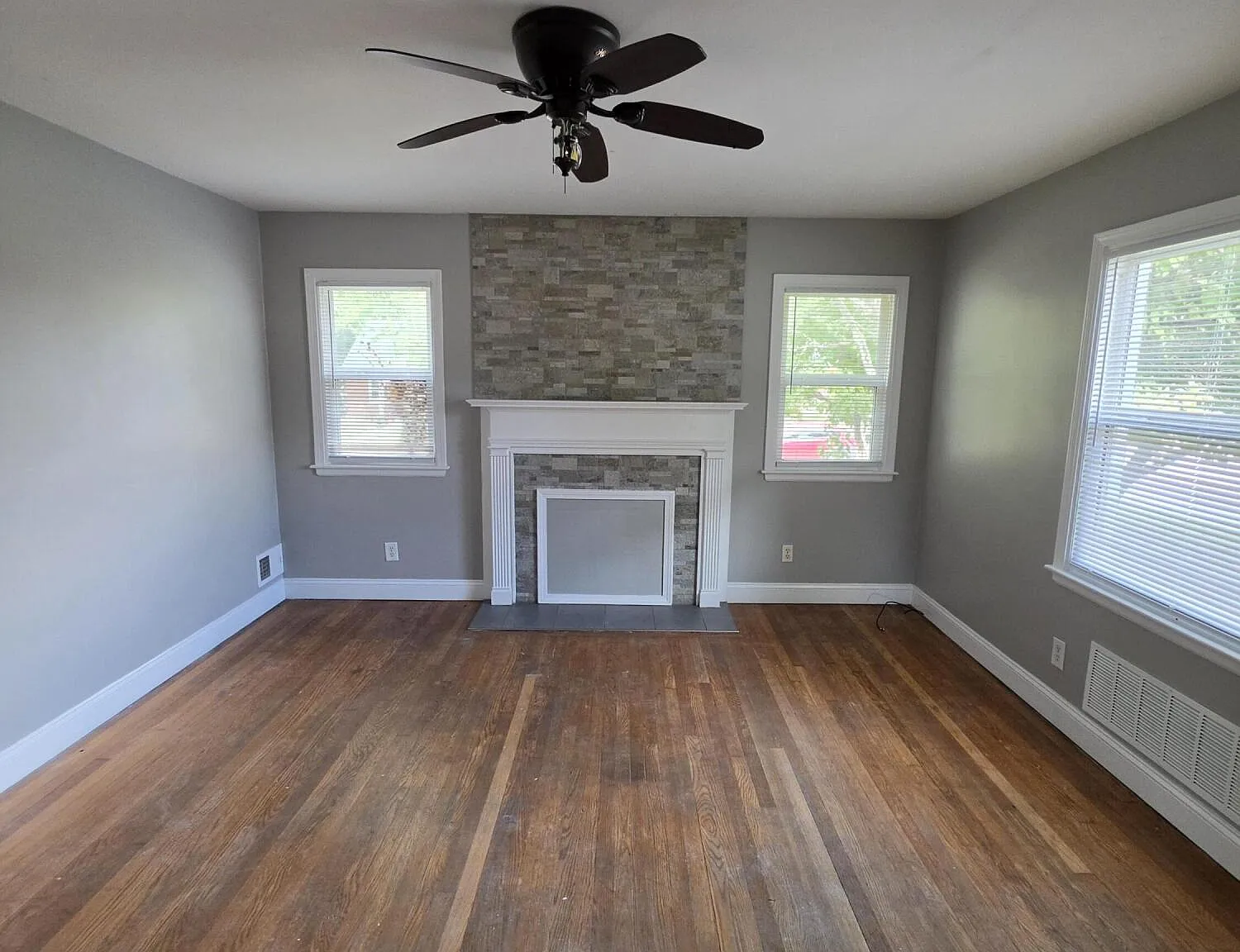 3 bed, 1.0 bath, 2370 sqft, $1,495 — Photo 3