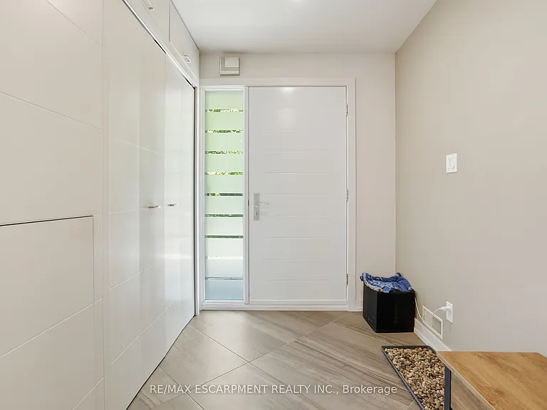 570 Rosedale Cres — Photo 5
