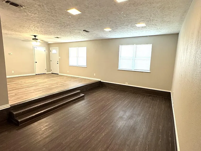 1402 Hunt St — Photo 3