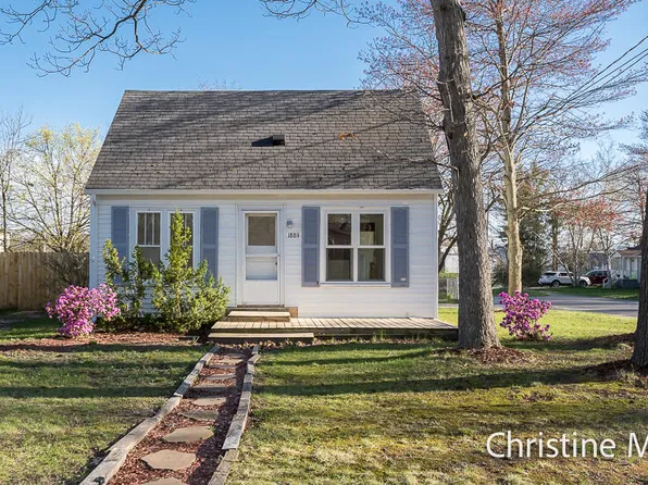 1889 Manor Dr, Muskegon, MI 49441