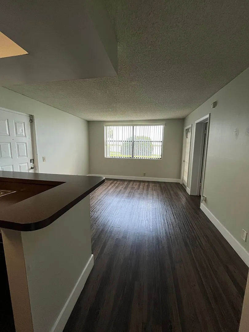 One Bedroom One Bathroom !! With Lake View!! Waterfront Community — Photo 4