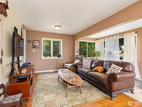 5th image of 1628 Oakes Ave