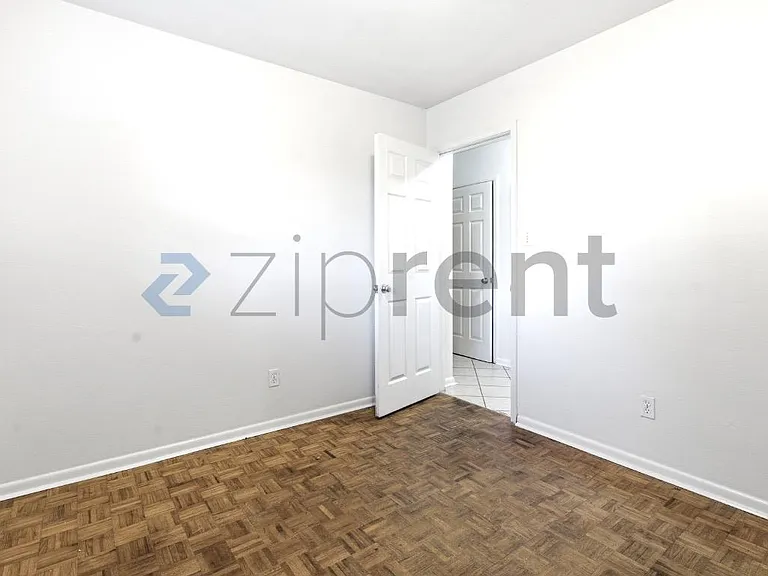 918 E Montclair Rd — Photo 13
