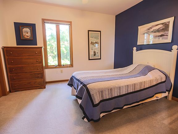 3rd image of 887 Kingsway Cir