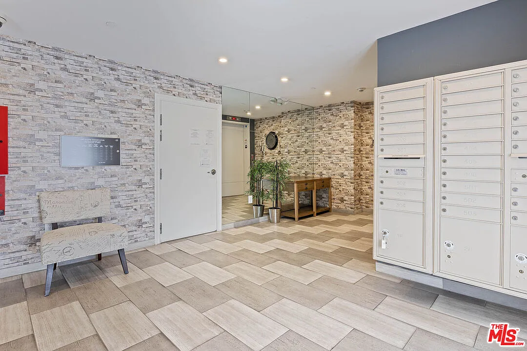 Building Photo - 155 S Oxford Ave #404