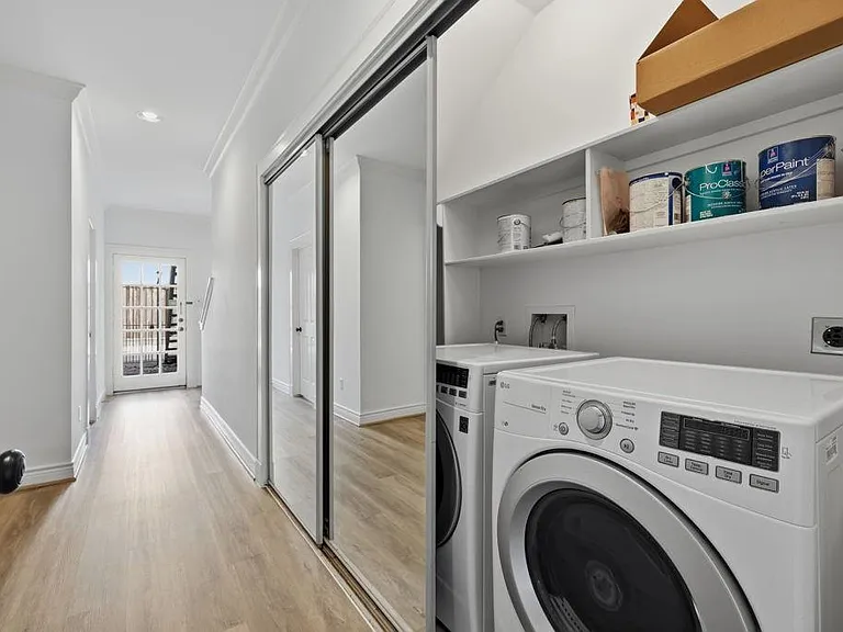 110 E Detering St — Photo 17