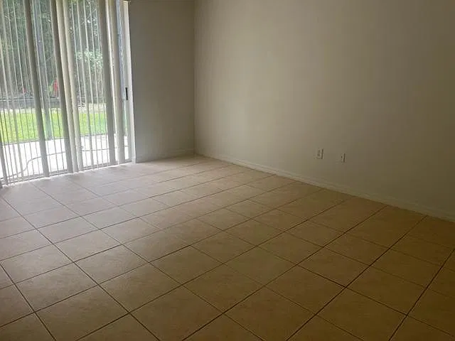 2125 The Oaks Blvd — Photo 4