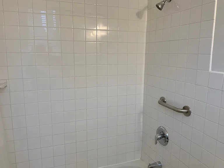 Bathtub/shower.