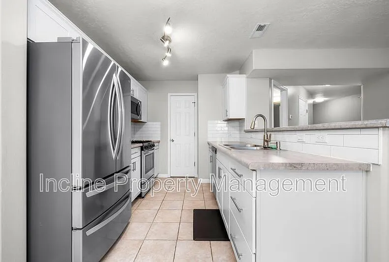 3 bed, 2.5 bath, 2053 sqft, $2,350 — Photo 2