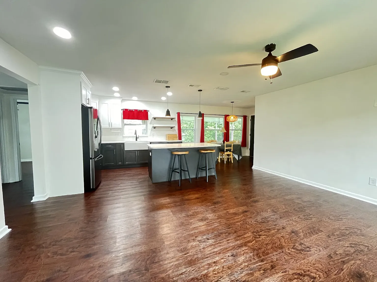 3 bed, 2.0 bath, 1056 sqft, $2,300 — Photo 3