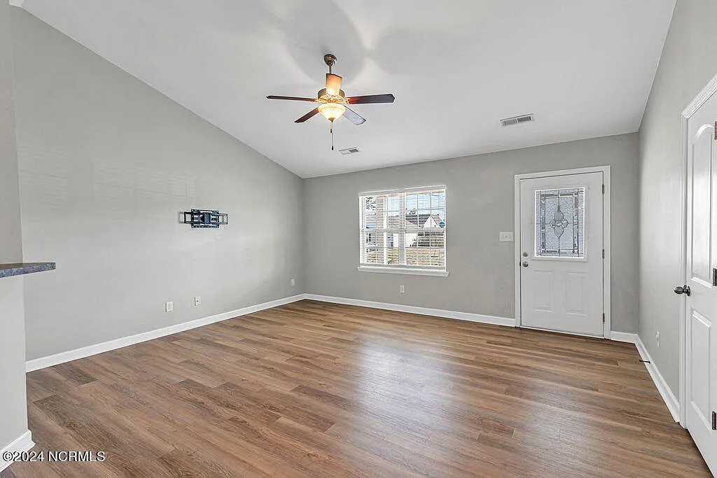 3 bed, 2.0 bath, 1220 sqft, $1,800 — Photo 4