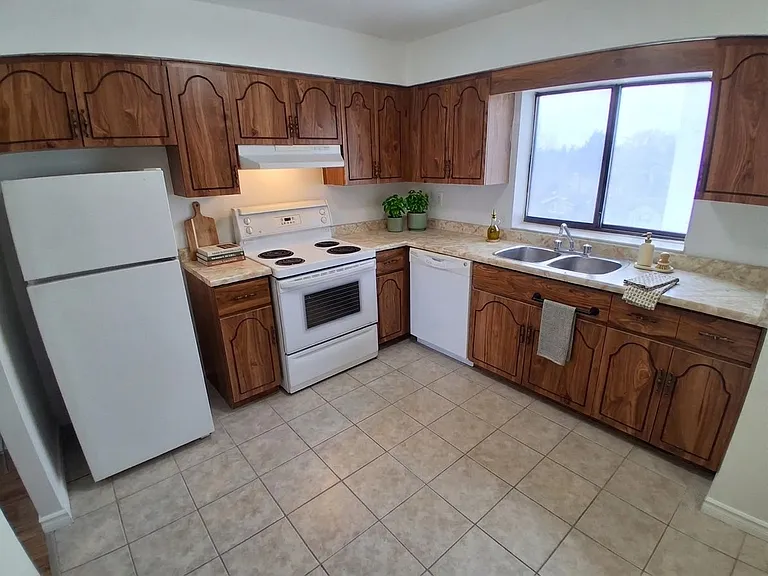 1445 Ouellette Ave — Photo 5