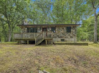 184 Swallow Cir, Bushkill, PA 18324