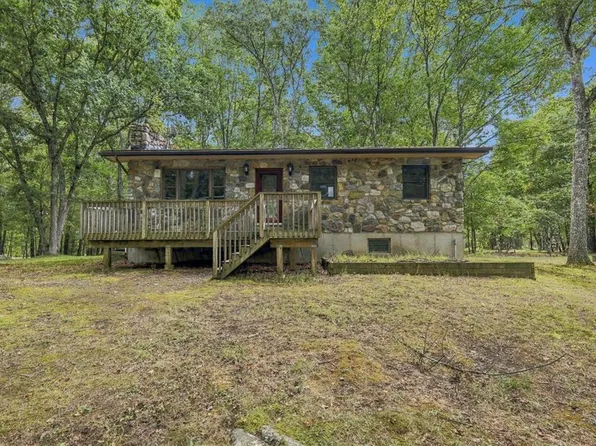 184 Swallow Cir, Bushkill, PA 18324