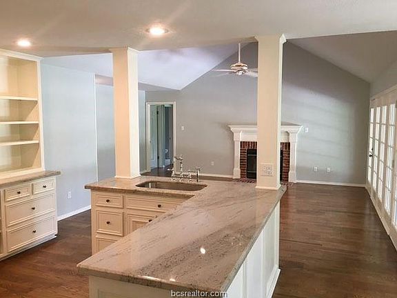 5th image of 1009 Huntington Dr