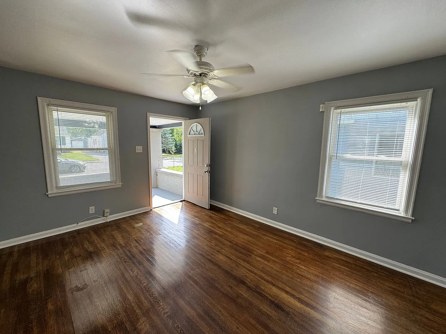 Little Flower 3 Bedrooms and 1 Bath with Central Air — Photo 4