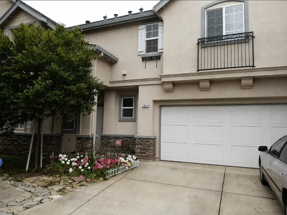 4 bed, 2.5 bath, 1928 sqft, $4,300 — Photo 1