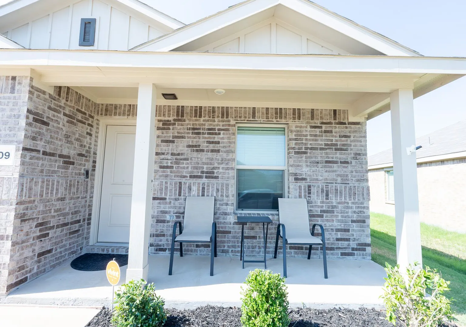 4 bed, 2.0 bath, 1720 sqft, $2,300 — Photo 2