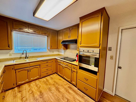 3rd image of 991 Granada Cir