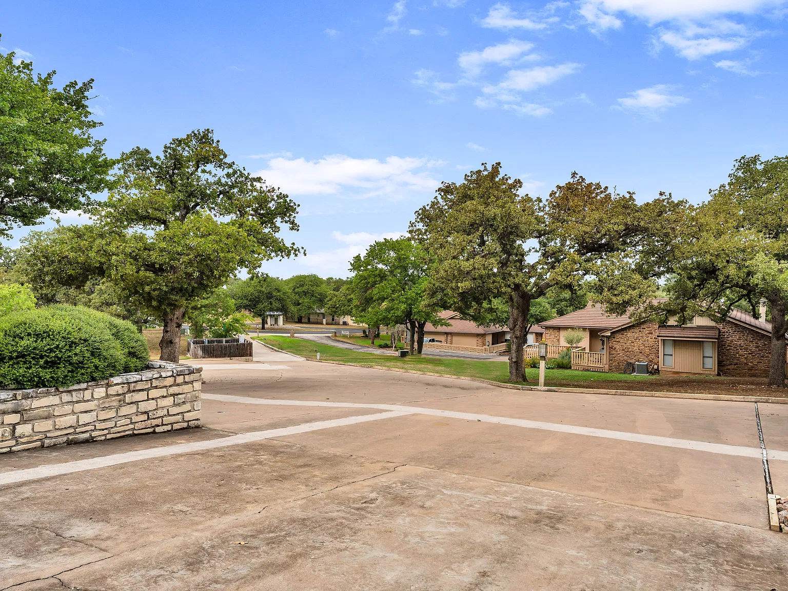 3 bed, 2340 sqft, $2,500 — Photo 3