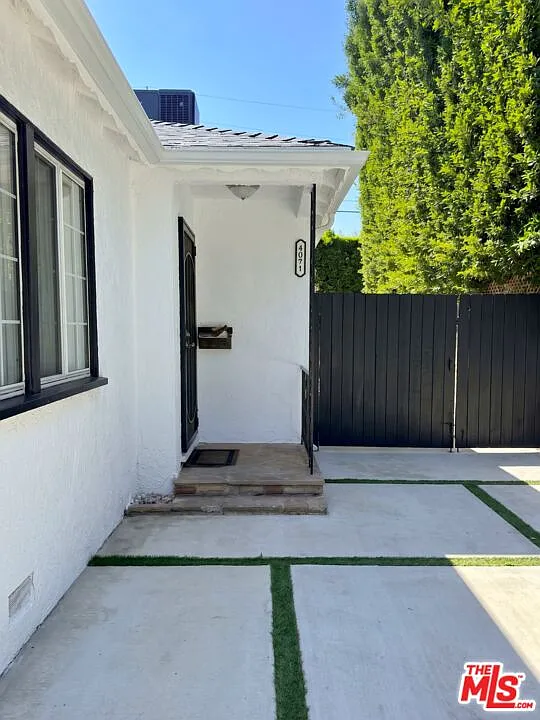 2 bed, 1.0 bath, 900 sqft, $3,600 — Photo 2