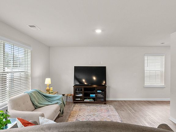 3rd image of 25 E Fairfax St