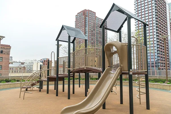 Sold by Nestseekers | media 8