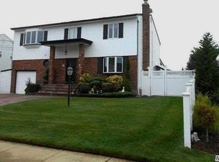 16 Locust St, Massapequa, NY 11758