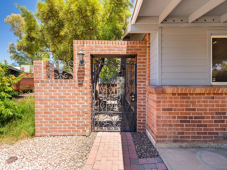 2724 N Gill Ave — Photo 3