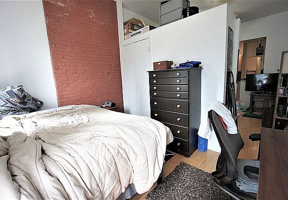 4th image of 330 W 43rd St APT 19