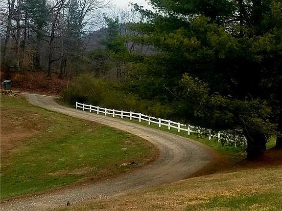3rd image of 179 Green Meadows Ln