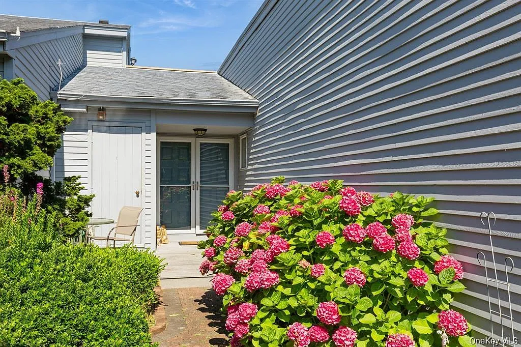 2 bed, 2.0 bath, 2200 sqft, $5,500 — Photo 2