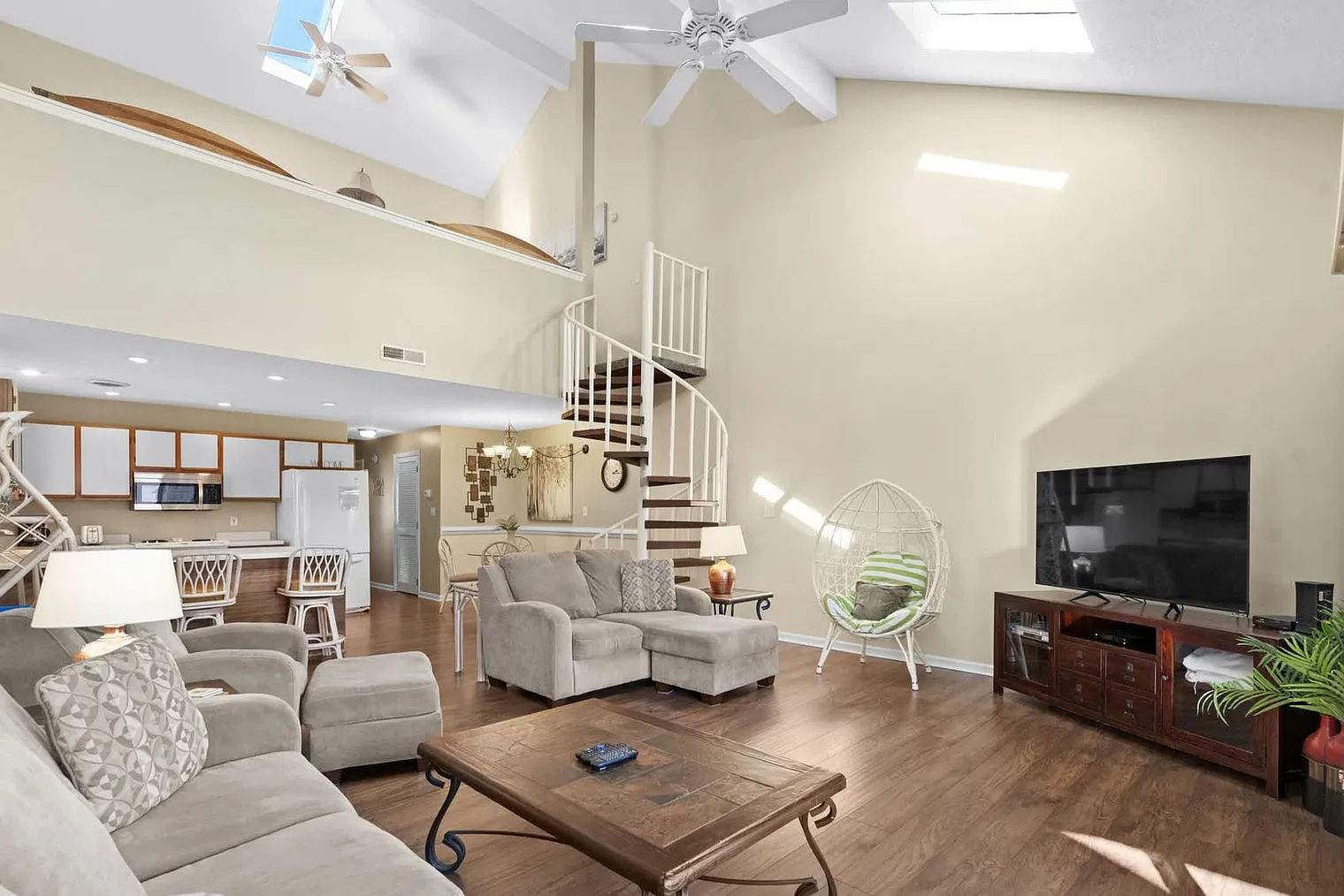 2 bed, 2.0 bath, 1194 sqft, $3,917 — Photo 4