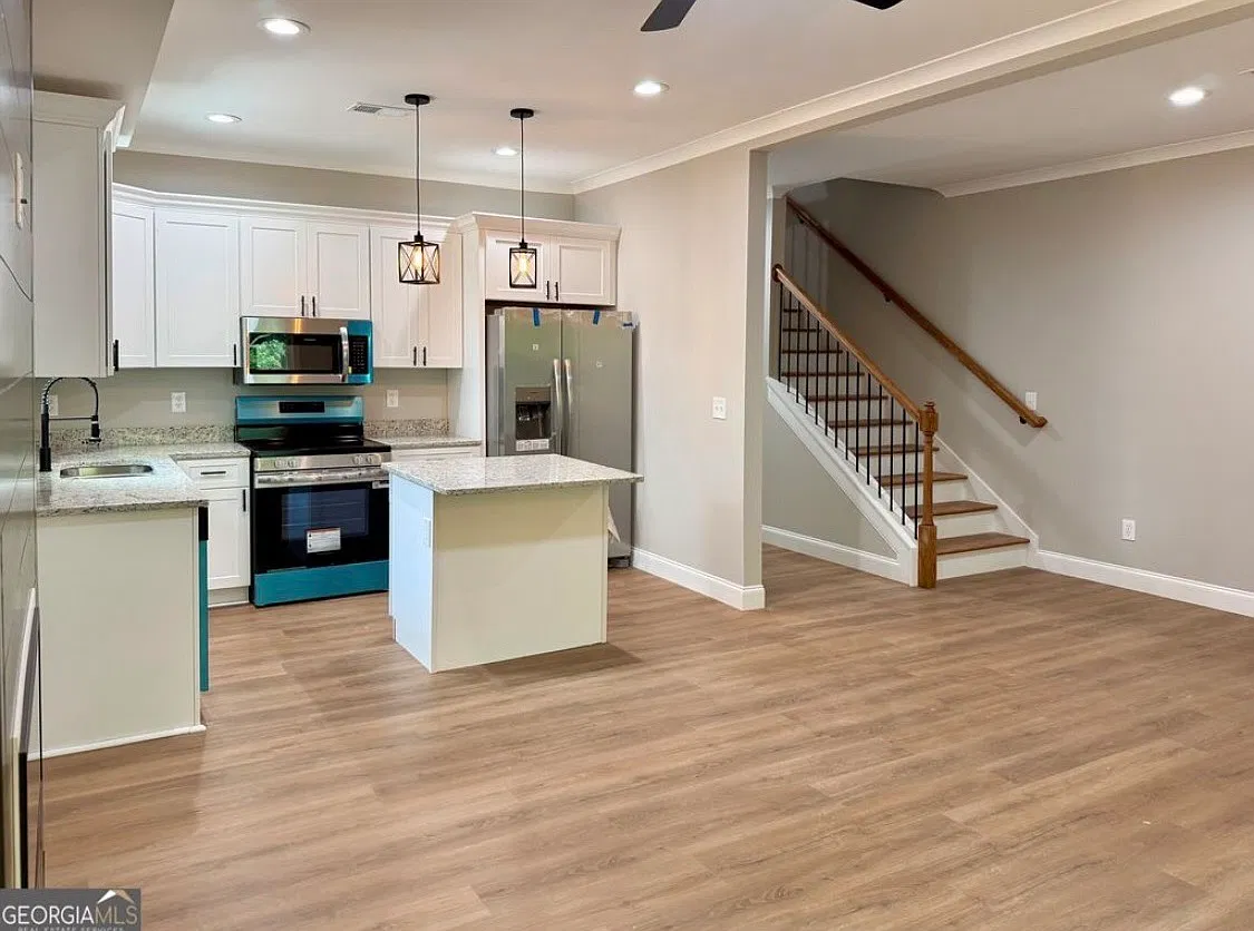 5 bed, 2250 sqft, $2,000 — Photo 2