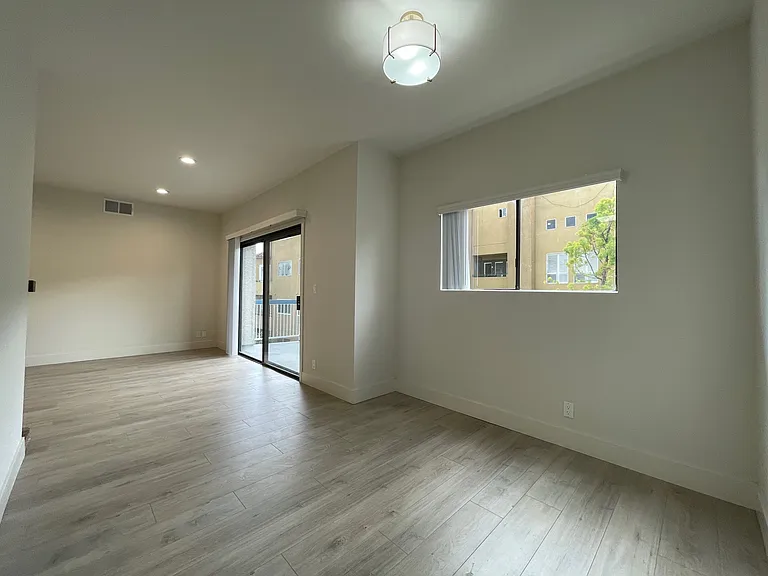 12840 Moorpark — Photo 6