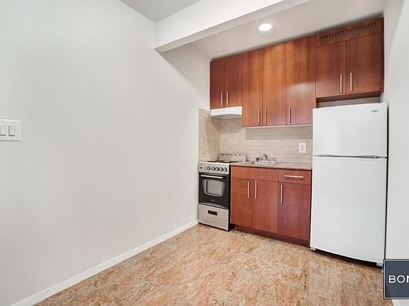 3rd image of 207 E 27th St #D2