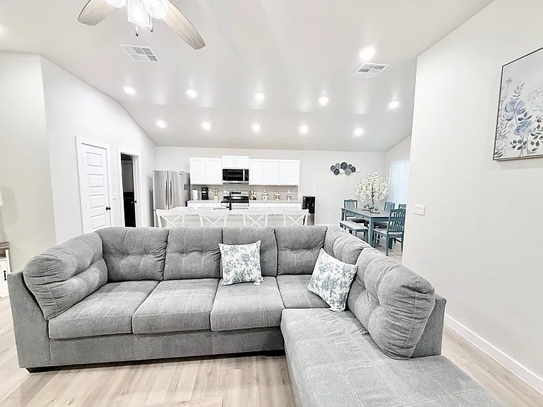 2944 Hidalgo Ave — Photo 5