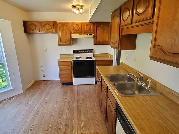 5th image of 16 Crockett Ct