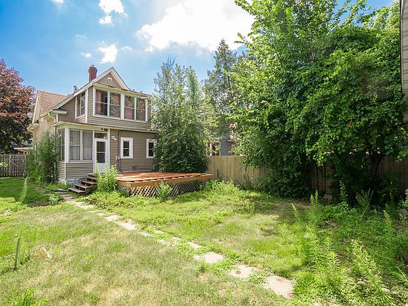 3rd image of 919 Lawson Ave E