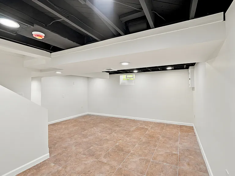 427 N Waverly St — Photo 10