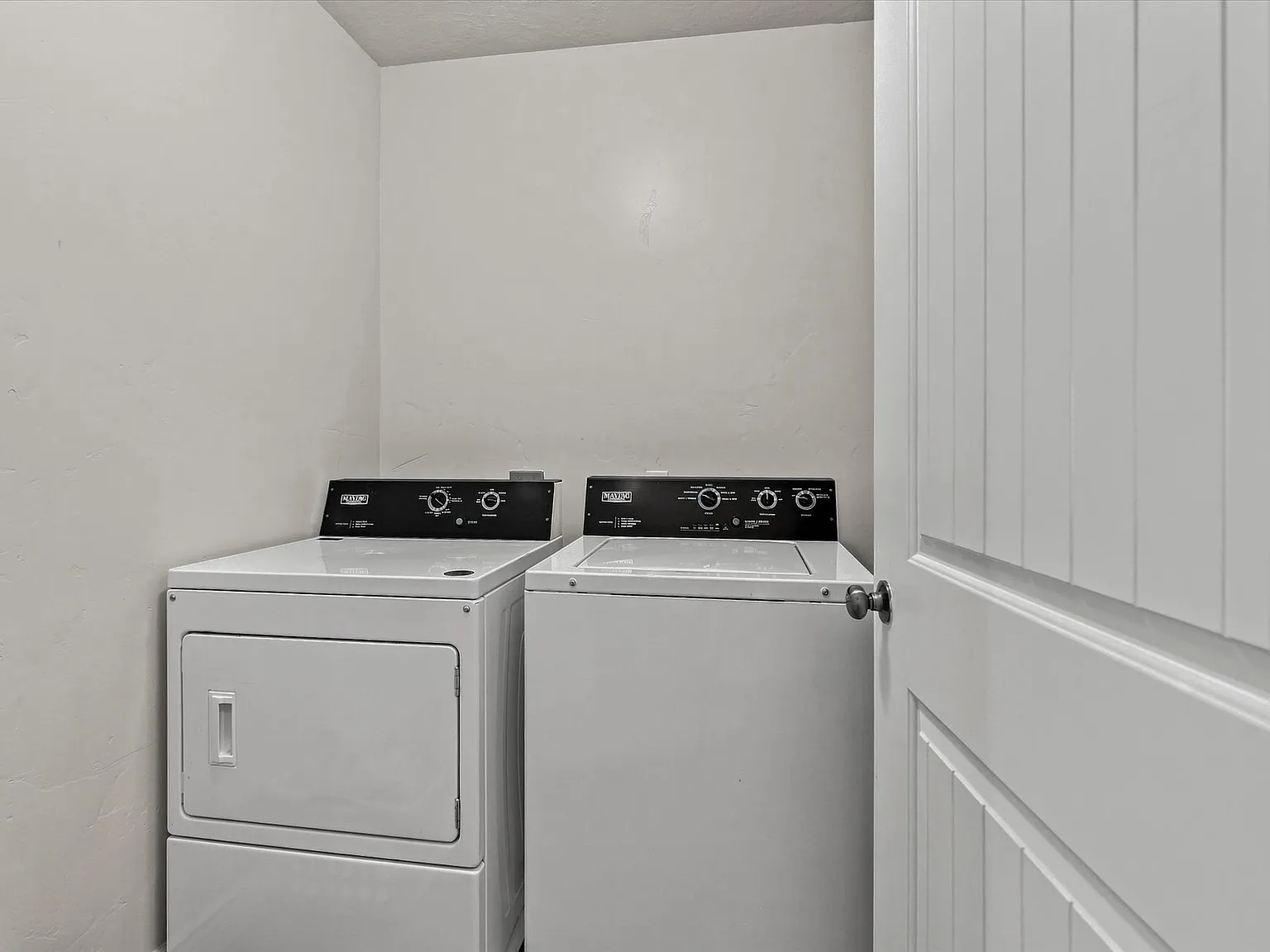 3 bed, 2.5 bath, 1556 sqft, $1,800 — Photo 2