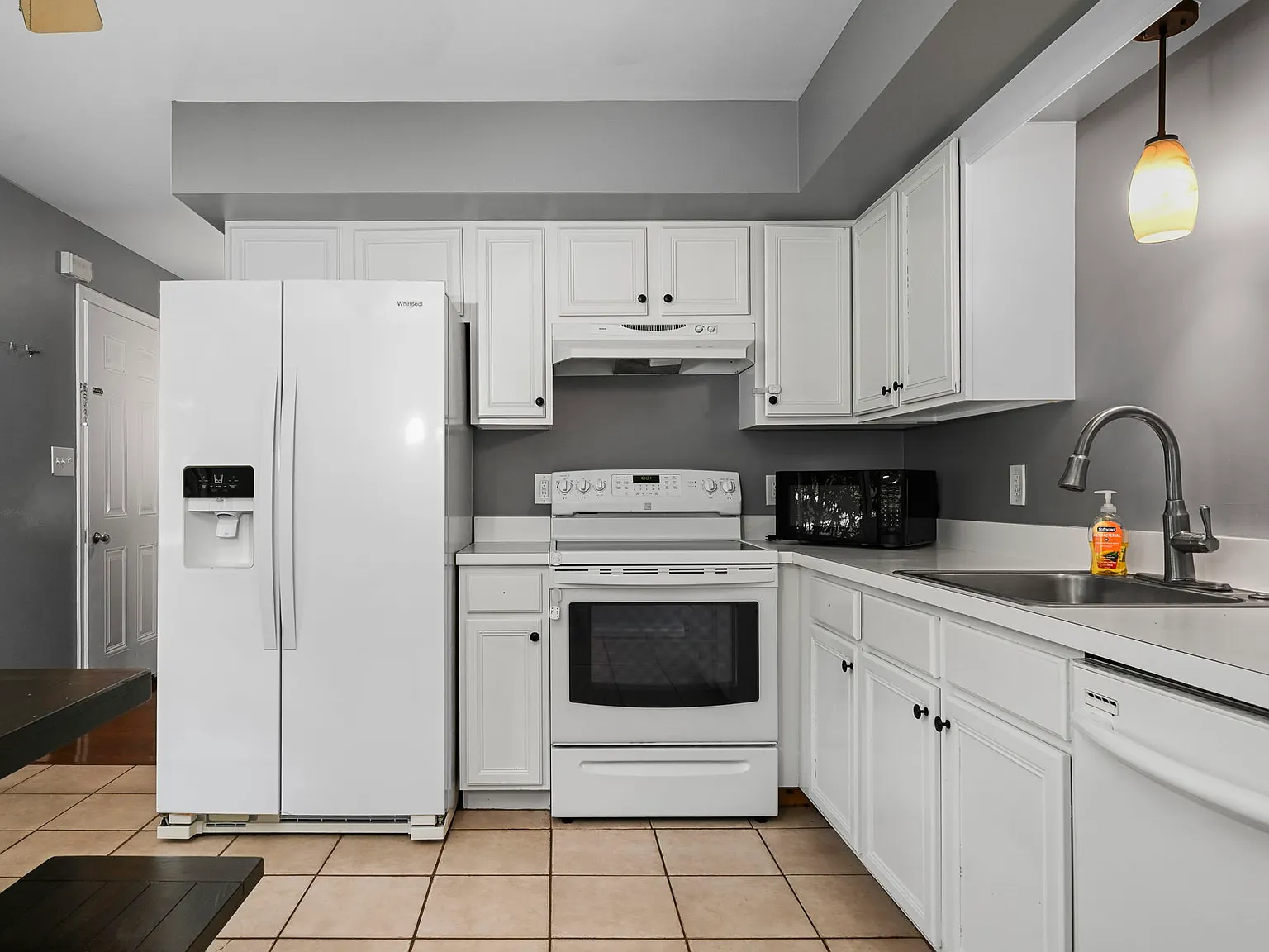 3 bed, 1900 sqft, $2,650 — Photo 4
