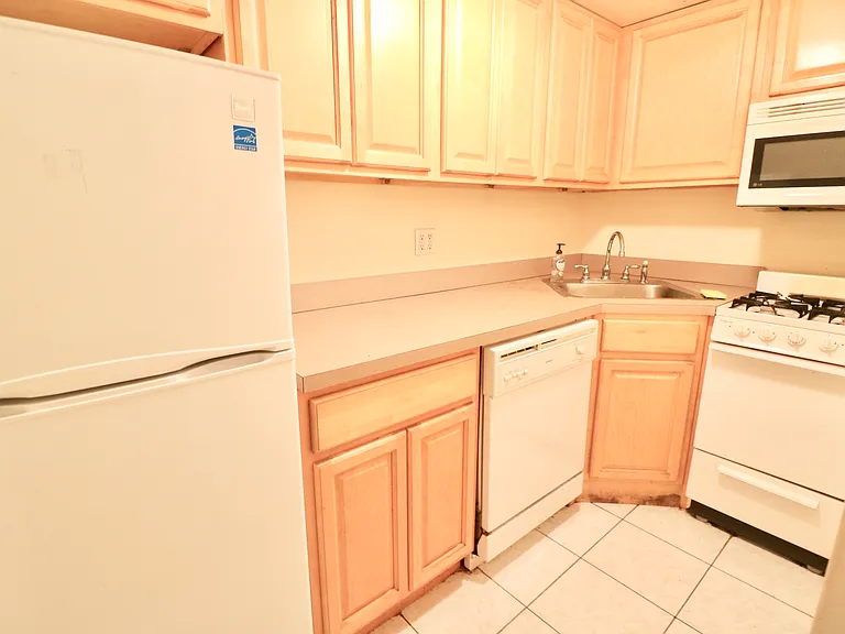 255 W 93rd St #4N — Photo 4